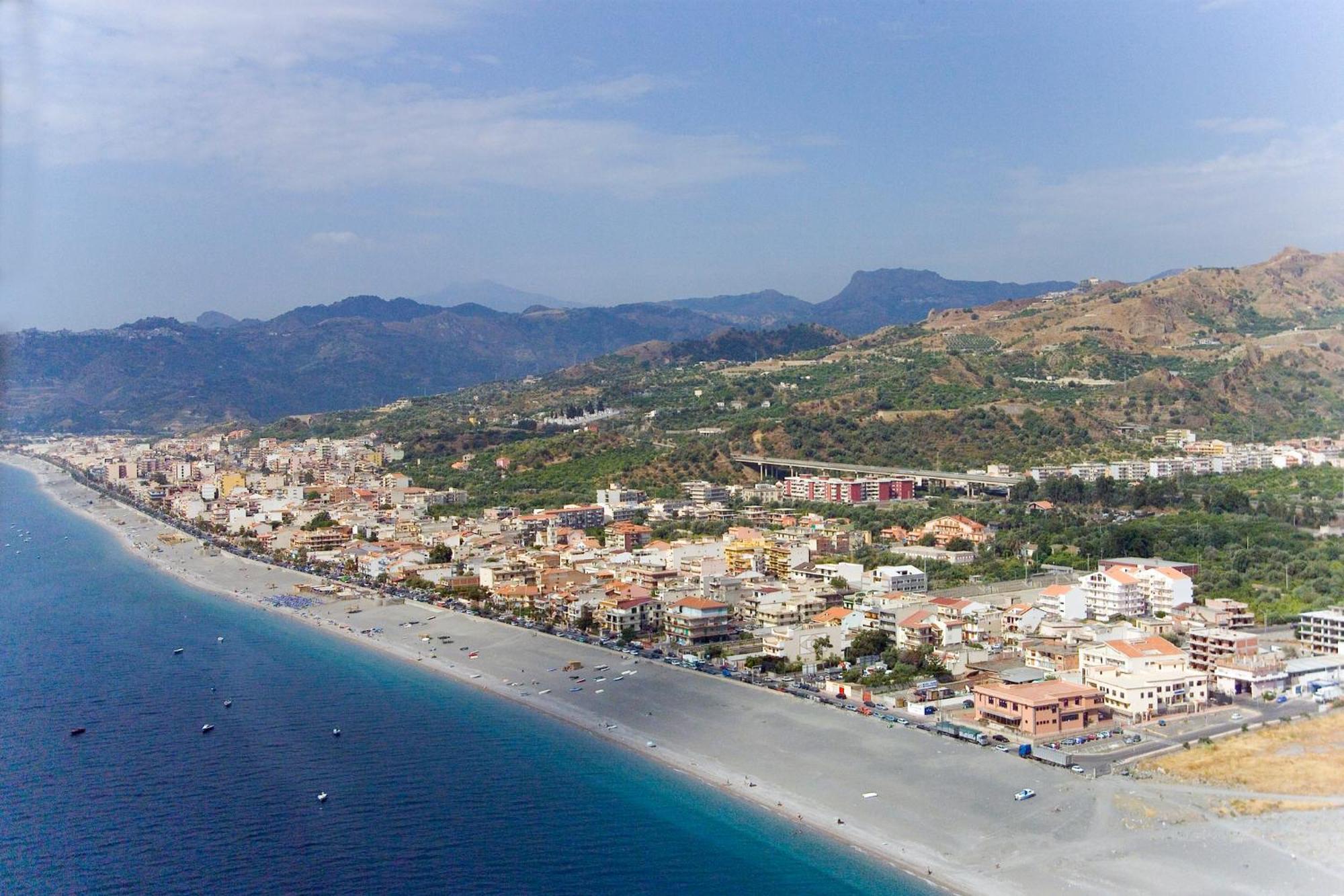 Riviera Ionica Aparthotel Santa Teresa Di Riva Ngoại thất bức ảnh